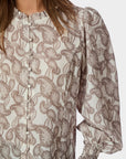 Gilda Soft Paisley Blouse i creme sett fra siden, skjorte fra Neo Noir hos Image Mandal
