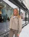 Olinasz Short Jacket i oxford brun i polyester, yttertøy fra Saint Tropez hos Image Mandal