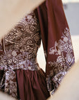 Malfida Paisley Border Dress i dark brown, kjole fra Neo Noir, nærbilde – Image Mandal