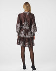 Malfida Paisley Border Dress i dark brown, kjole fra Neo Noir, sett fra siden – Image Mandal