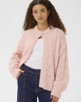 Pavaanisz Cardigan i chalk rosa nærbilde av detaljer, cardigan fra Saint Tropez hos Image Mandal
