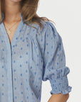 Diana Dobby S Blouse i lyseblå sett fra siden, skjorte fra Neo Noir hos Image Mandal