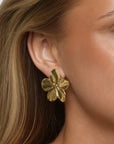 Maebry - Statement Flower Stud Earrings Gold Stain - sett fra siden, tilbehør fra Timi Of Sweden hos Image Mandal