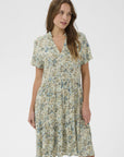 Edasz Ss Dress i vallarta blue brushed blooms, kjole fra Saint Tropez, stylet – Image Mandal