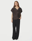 Annabeth heavy sateen tee i Dark Brown, bluse fra Neo Noir hos Image Mandal