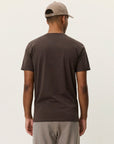 Norregaard Contrast T-shirt i brun stylet antrekk, t-skjorte fra Les Deux hos Image Mandal