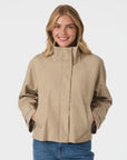Ezera Jacket i beige stylet antrekk, yttertøy fra Neo Noir hos Image Mandal