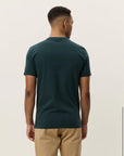 Core Contrast T-Shirt i grønn nærbilde av detaljer, t-skjorte fra Les Deux hos Image Mandal