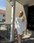Ulissa Poplin Shirt Dress i Off White, kjole fra Neo Noir hos Image Mandal