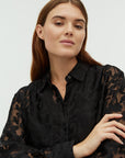 Nira M Shirt i sort nærbilde av detaljer, bluse fra MBYM hos Image Mandal