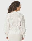 Gilda Embroidery Blouse i hvit nærbilde av detaljer, skjorte fra Neo Noir hos Image Mandal