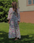 Marie Maxi Dress i krem med rosa/lilla bakfra, kjole fra Milli & Me hos Image Mandal