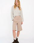 Andrea Long Shorts i beige bakfra, shorts fra Ivy Copenhagen hos Image Mandal
