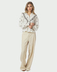Degas Dot Blouse i hvit på modell, skjorte fra Neo Noir hos Image Mandal