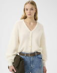 debbie cardigan i egret, cardigans fra Gestuz, detaljbilde – Image Mandal