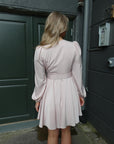 Queen Satin Dress i rosa på modell, kjole fra Golightly hos Image Mandal