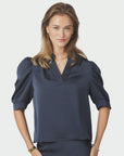 Roella Heavy Sateen Blouse i midnight blå nærbilde av detaljer, bluse fra Neo Noir hos Image Mandal