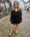 Lola Sleeve Dress i sort nærbilde av detaljer, kjole fra Designers Remix hos Image Mandal