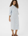 Zalindasz Shirt Dress i skyway ice stripet bakfra, kjole fra Saint Tropez hos Image Mandal