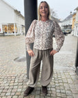 Notiscc Balloon Pant på modell, bukse fra Co'couture hos Image Mandal
