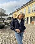 Olinasz Short Jacket i night sky i polyester, yttertøy fra Saint Tropez hos Image Mandal