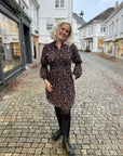 Siri Short Dress i rosa flower i polyester, kjole fra Milli & Me hos Image Mandal