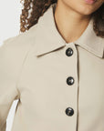 Rosemma Trench Mini Jacket i beige stylet antrekk, yttertøy fra Neo Noir hos Image Mandal