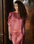 Roella Heavy Sateen Blouse i cherry rosa bakfra, skjorte fra Neo Noir hos Image Mandal
