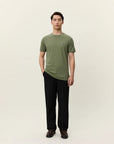 Norregaard Contrast T-shirt i olivine grønn i bomull, t-skjorte fra Les Deux hos Image Mandal