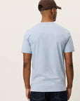 Norregaard Contrast T-shirt i blå nærbilde av detaljer, t-skjorte fra Les Deux hos Image Mandal