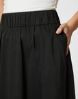 Yara Long Poplin Skirt i sort på modell, skjørt fra Neo Noir hos Image Mandal