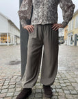 Notiscc Balloon Pant i walnut stylet antrekk, bukse fra Co'couture hos Image Mandal