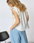 Heracc Frill Ss V-Top i hvit nærbilde av detaljer, bluse fra Co'couture hos Image Mandal