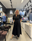 Poppycc Emb Pleat Dress i sort alternativt utsnitt, kjole fra Co'couture hos Image Mandal