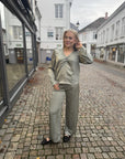 Charlina Shirt i agave grønn stylet antrekk, bluse fra MBYM hos Image Mandal