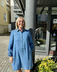 Tannia M Dress i blå bakfra, kjole fra MBYM hos Image Mandal
