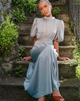 Holly Long Dress i lyseblå sett fra siden, kjole fra Golightly hos Image Mandal