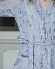 Denila Crepe Print Dress i dus blå bakfra, kjole fra Neo Noir hos Image Mandal