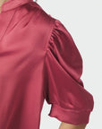 Roella Heavy Sateen Blouse i cherry rosa nærbilde av detaljer, skjorte fra Neo Noir hos Image Mandal
