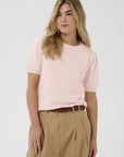 Milasz Ss Pullover i chalk rosa nærbilde av detaljer, cardigan fra Saint Tropez hos Image Mandal