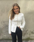 Keke Blazer i White, blazer fra Urban Pioneers hos Image Mandal
