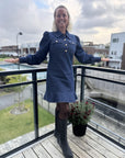 Nikko Denim Dress i blå i bomull, kjole fra Neo Noir hos Image Mandal