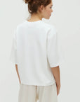 Betsy Emrys-m T-shirt i hvit bakfra, t-skjorte fra MBYM hos Image Mandal