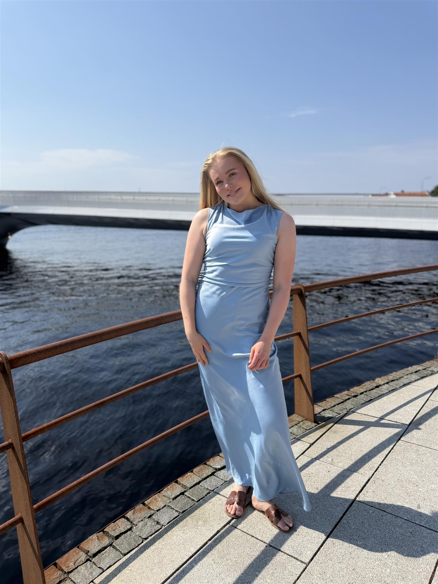 Florentina Dress i Soft Chambray, kjole fra Urban Pioneers hos Image Mandal