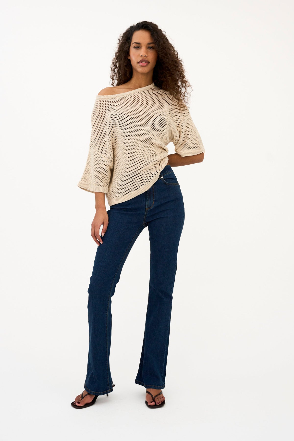 Ivy Copenhagen Tara jeans – helfigur forfra på modell