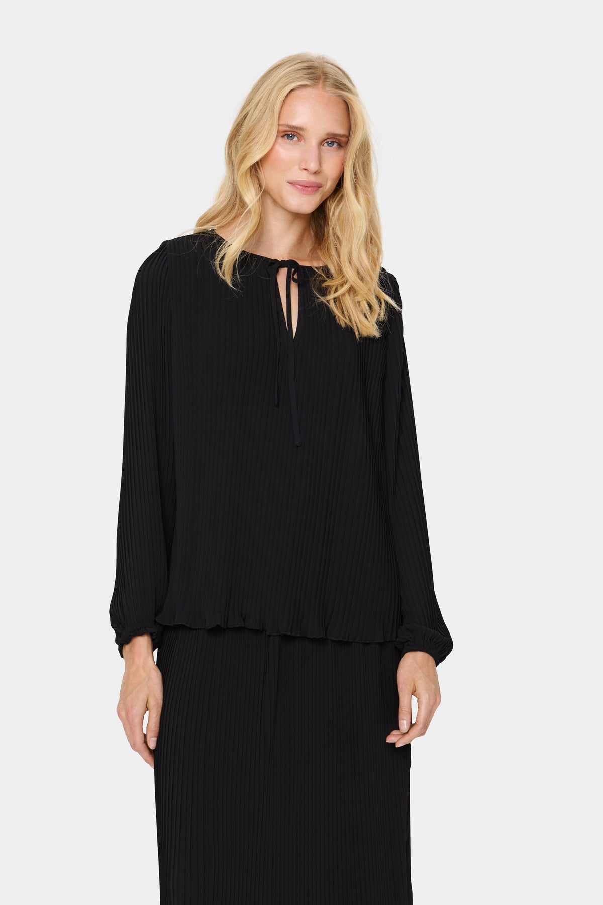 Saint Tropez Hooma bluse – forfra på modell