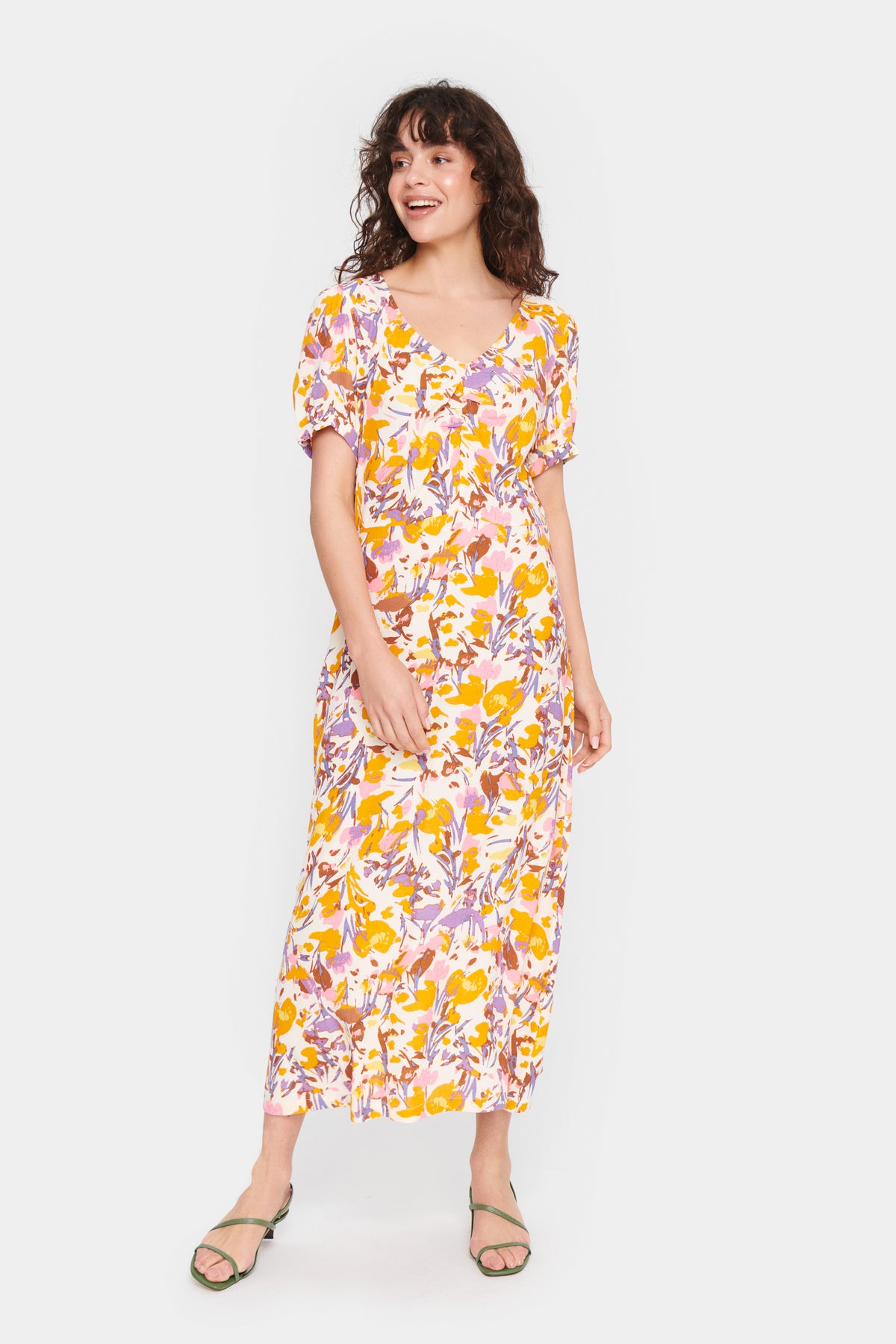 Saint Tropez Eiko lang kjole med blomsterprint – helfigur på modell