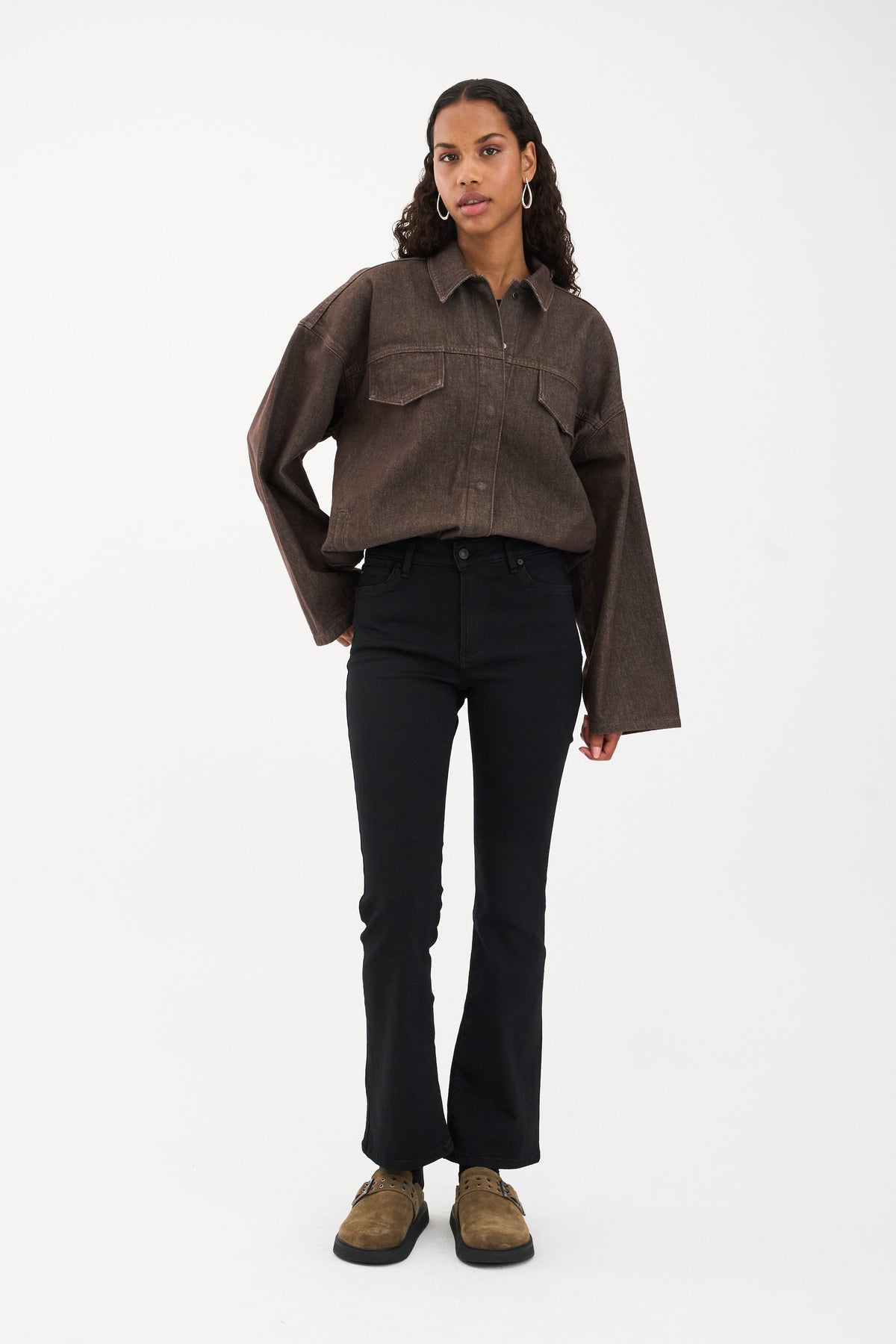 Ivy Copenhagen Johanna Kick Flare jeans – helfigur forfra på modell