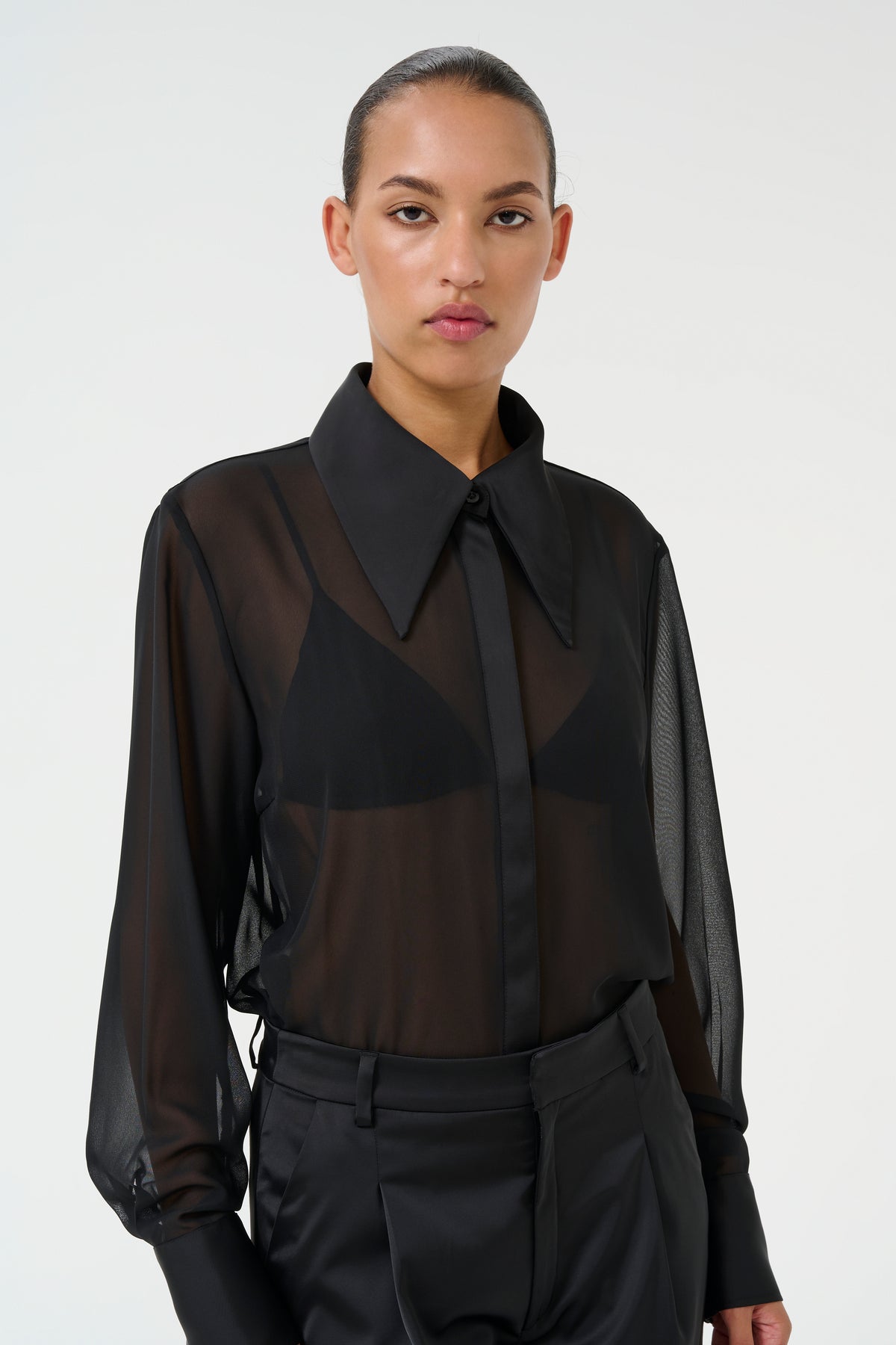 Gestuz Chiffa skjorte – detalj av krage og erme