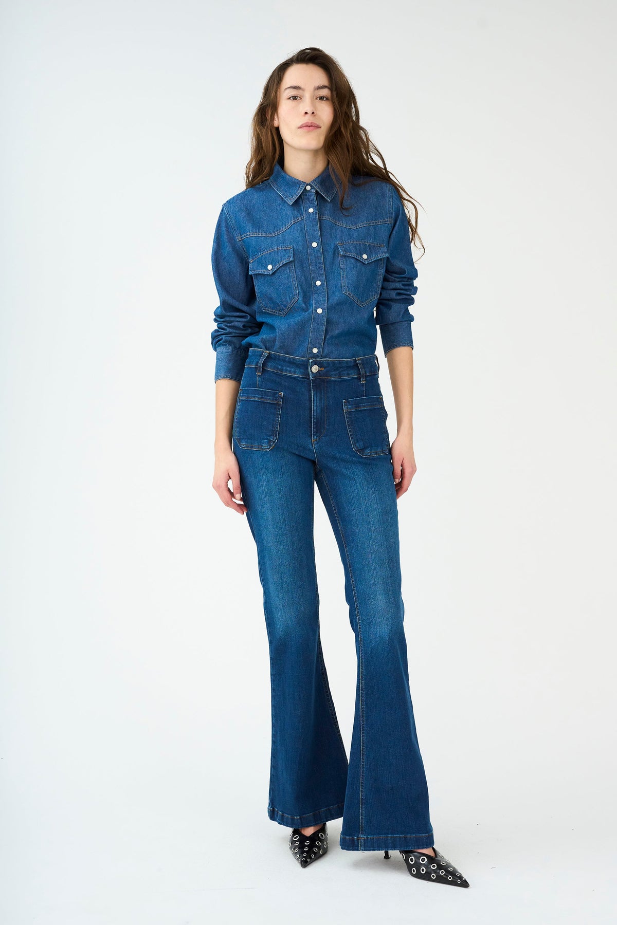 Ivy Copenhagen Ann Charlotte Earth jeans – helfigur forfra på modell
